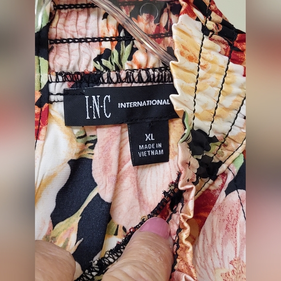 Smocked sleeveless summer floral top with keyhole neckline front & back. Size XL - Picture 8 of 14